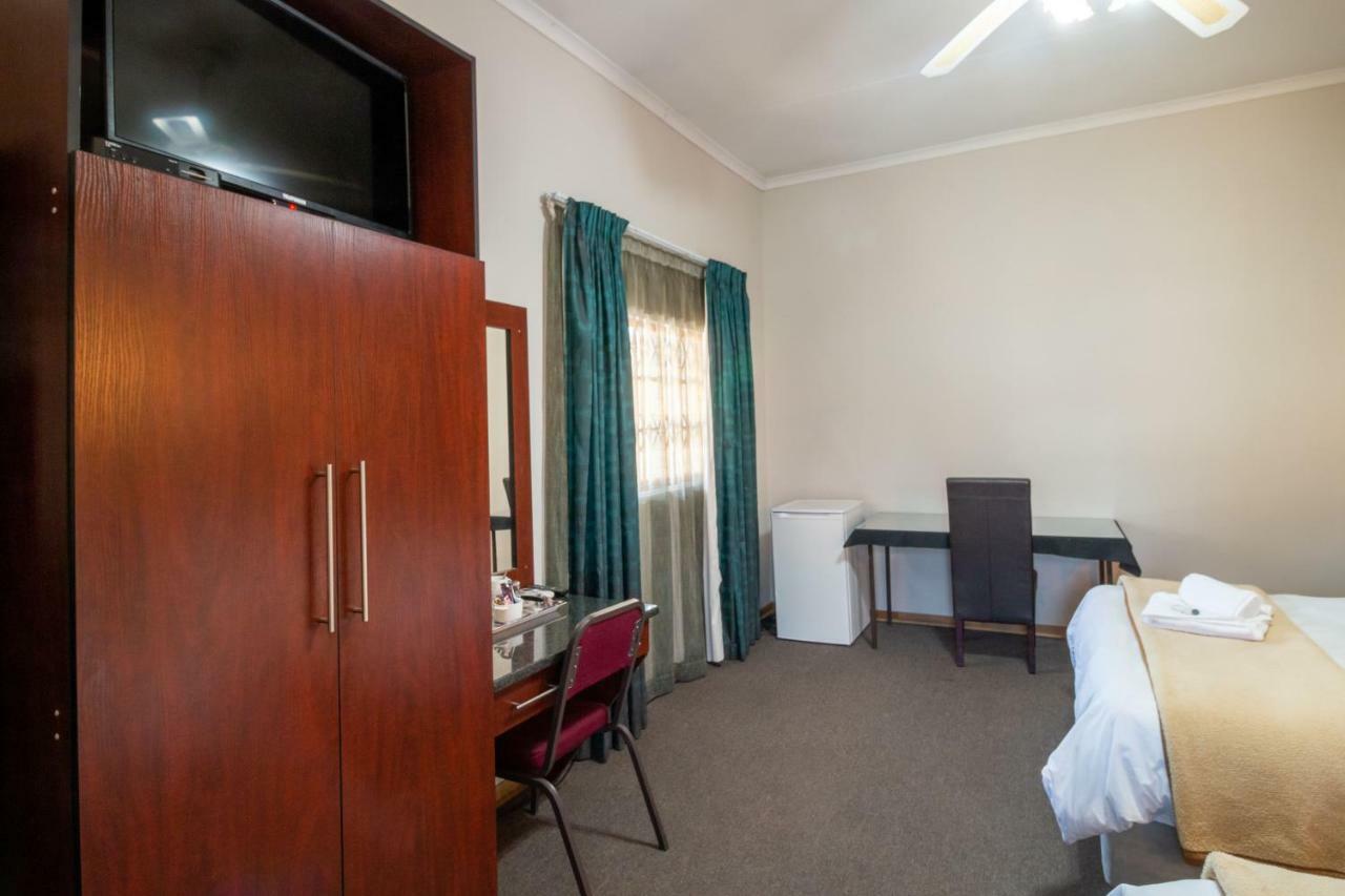 Lala Dene Lodge Bloemfontein Exterior foto